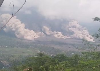Hari Ini Gunung Semeru Masih Keluarkan Awan Panas, Masyarakat Diminta Waspada