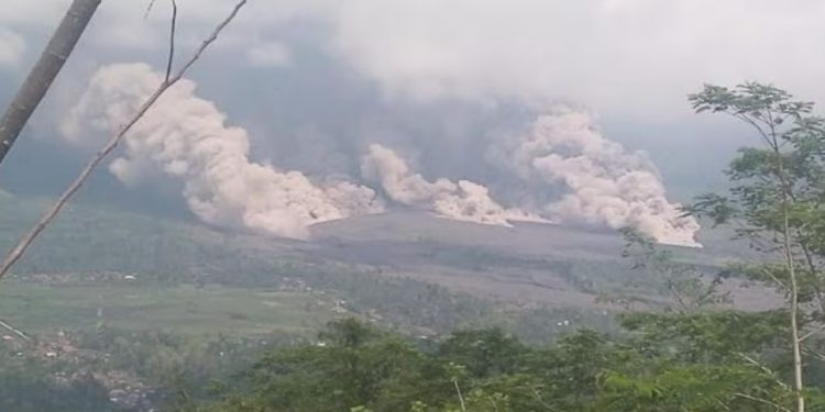Hari Ini Gunung Semeru Masih Keluarkan Awan Panas, Masyarakat Diminta Waspada