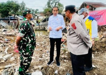 Tinjau Cianjur, Jokowi Minta TNI -Polri Bantu Bersihkan Puing