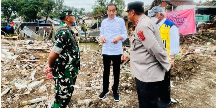 Tinjau Cianjur, Jokowi Minta TNI -Polri Bantu Bersihkan Puing