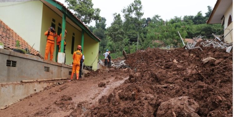 Longsor dan Banjir Lumpur Landa Cimanggung – Sumedang, Dua Orang Dikabarkan Hilang