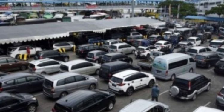 H-3 Natal 2022, Ratusan Truk Padati Pelabuhan Merak – Banten