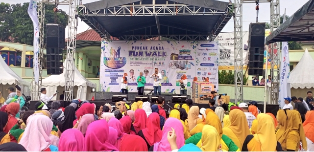 PECAH, Pilar Saga Ichsan Goyang Warga Pamulang Tangsel di Acara Fun Walk TangselXpress