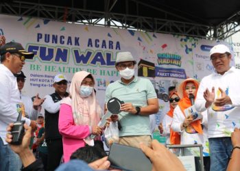 Kisah Ibu Pairah, Berkah Baju Merah Muda Dapat Hadiah Motor di Fun Walk TangselXpress di Vila Dago