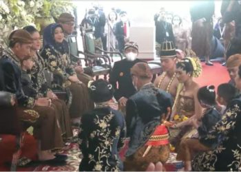 Gelar Kirab Ngunduh Mantu Kaesang dan Erina, Jokowi Bagi Suvenir ke Warga