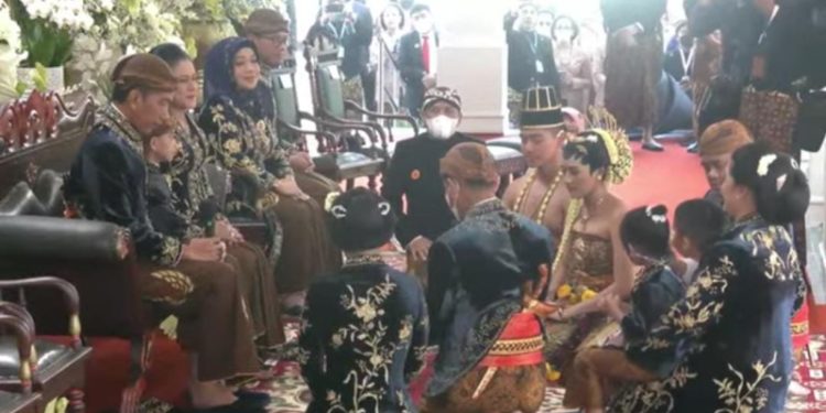 Gelar Kirab Ngunduh Mantu Kaesang dan Erina, Jokowi Bagi Suvenir ke Warga
