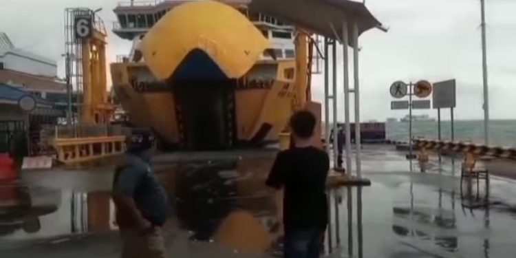 Pelabuhan Merak Kembali Ditutup Akibat Cuaca Buruk dan Gelombang Tinggi