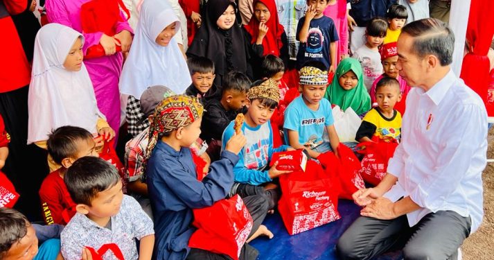 Kunjungi Cianjur, Jokowi Serahkan Bantuan Perbaikan Rumah Korban Gempa