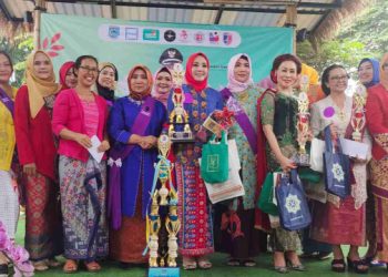 Tampil Anggun Berkebaya, Putri Elia Raih Piala Bergilir Walikota Tangsel 2022 di Ajang Lomba Fashion Show Hari Ibu