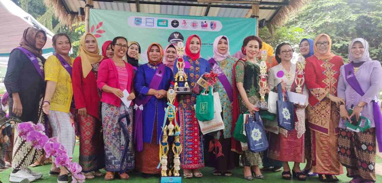 Tampil Anggun Berkebaya, Putri Elia Raih Piala Bergilir Walikota Tangsel 2022 di Ajang Lomba Fashion Show Hari Ibu