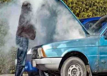Beruntung Berhasil Diselamatkan Warga, Pengendara Mobil Terjebak di Perlintasan Kereta Ucap Syukur