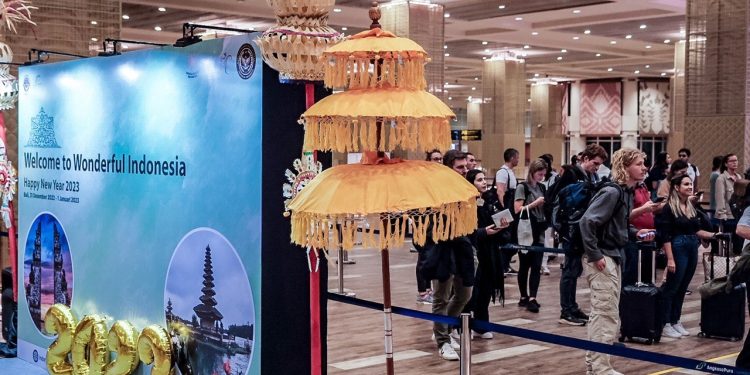 Jadi Wisatawan Pertama di 2023, Sandiaga Uno Sambut Pasangan Asal Toronto
