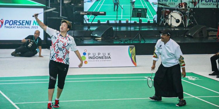 Seru, Pejabat vs Legenda Tanding Bulu Tangkis di PORSENI NU 2023