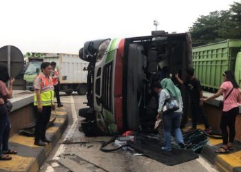 Rem Blong, Bus Karyawan Terbalik di Tol Cikupa