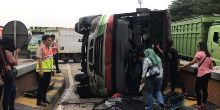 Rem Blong, Bus Karyawan Terbalik di Tol Cikupa