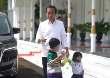 Presiden Jokowi Main Lato-lato Bareng Cucu