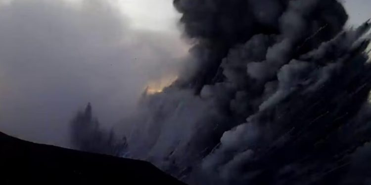 Gunung Marapi Erupsi, Puluhan Pendaki Dipaksa Turun