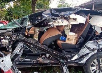 Brak! Mobil Pribadi Hantam Pohon dan Truk Tronton, Lima Penumpang Tewas