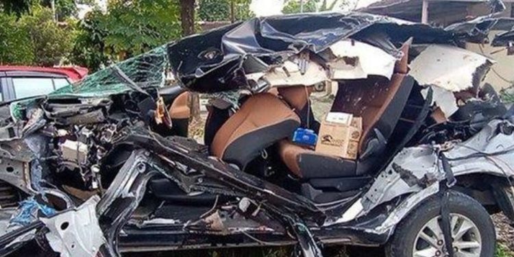 Brak! Mobil Pribadi Hantam Pohon dan Truk Tronton, Lima Penumpang Tewas