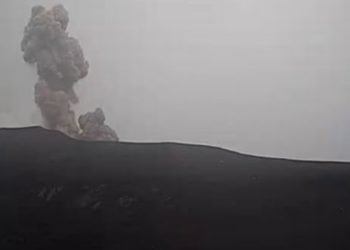 Waspada, Gunung Anak Krakatau Hari Ini Alami Erupsi