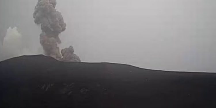 Waspada, Gunung Anak Krakatau Hari Ini Alami Erupsi