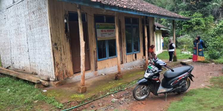 Mahasiswa Minta Pemda Garut Perbaiki PAUD Reyot
