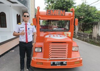 Sopir Odong-Odong Berkostum Pilot di Tangsel Mendadak Viral di Jagat Maya