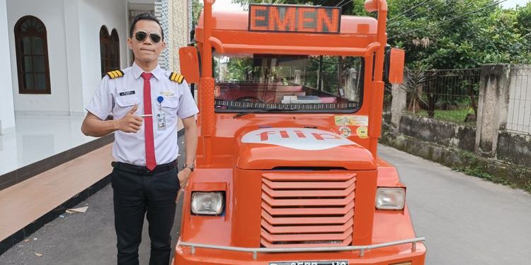 Sopir Odong-Odong Berkostum Pilot di Tangsel Mendadak Viral di Jagat Maya
