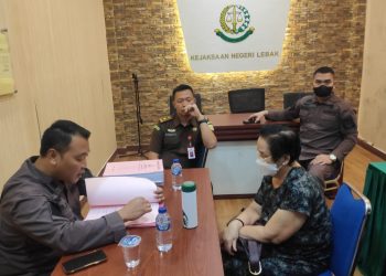 Penyidik Kejati Banten Serahkan Tersangka dan Barang Bukti Gratifikasi Pengurusan Tanah ke Kejari Lebak