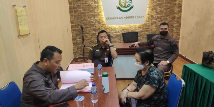 Penyidik Kejati Banten Serahkan Tersangka dan Barang Bukti Gratifikasi Pengurusan Tanah ke Kejari Lebak