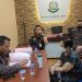 Penyidik Kejati Banten Serahkan Tersangka dan Barang Bukti Gratifikasi Pengurusan Tanah ke Kejari Lebak
