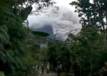 Gunung Semeru Kembali Erupsi, Luncurkan Awan Panas Sejauh Enam Kilometer