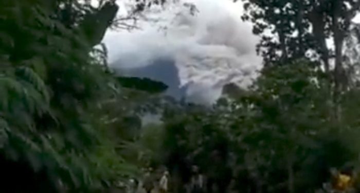Gunung Semeru Kembali Erupsi, Luncurkan Awan Panas Sejauh Enam Kilometer
