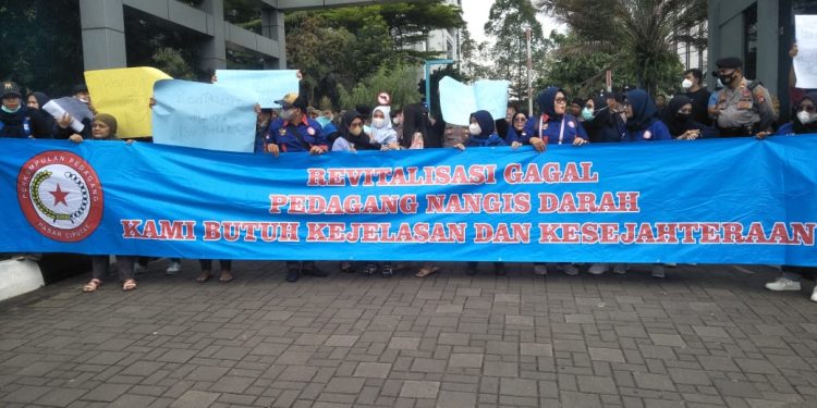 Ngaku Kiosnya Sepi, Pedagang Pasar Ciputat Geruduk Balai Kota Tangsel