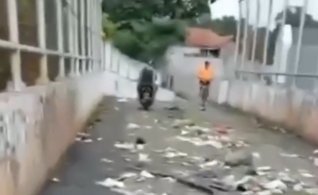 Sampah Berserakan di Fly Over Buaran Serpong, DLH Tangsel Turun Tangan