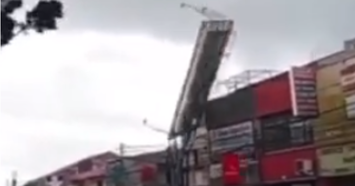 Reklame Roboh di Pamulang Timpa Motor