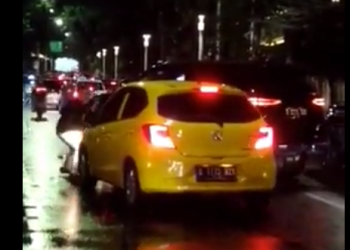 Viral! Bawa Senjata, Pengemudi Fortuner Ngamuk di Kebayoran Baru