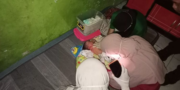 Geger! Warga Temukan Bayi Depan Toko Kelontong di Tangerang
