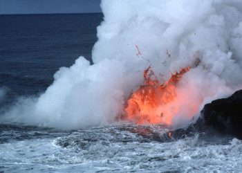 ilustrasi gunung bawah laut