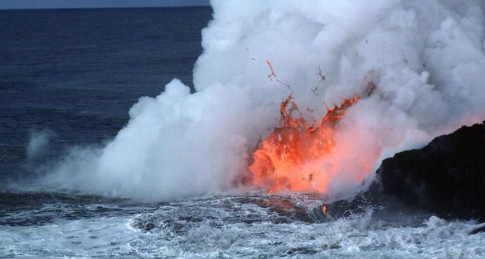 ilustrasi gunung bawah laut