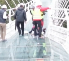 Khofifah Indar Parawansa terjatuh Saat Uji Coba Jembatan Kaca di Bromo