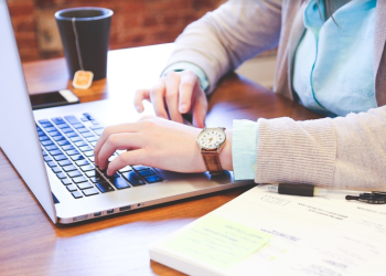 Cek Fakta: Keuntungan Membaca Artikel untuk Merangsang Otak