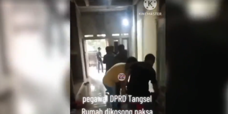 Video Viral Orang Mengaku Sebagai Debt Collector Keluarkan Barang dari Rumah Pegawai DPRD Tangsel