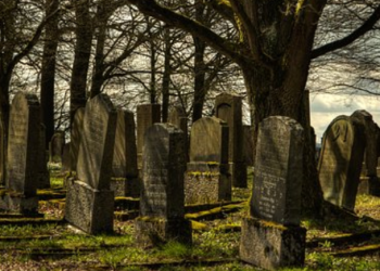 Sang Penjaga Makam Tua 