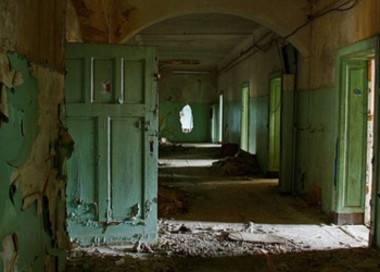 Rumah Sakit Angker di Tepi Pantai 