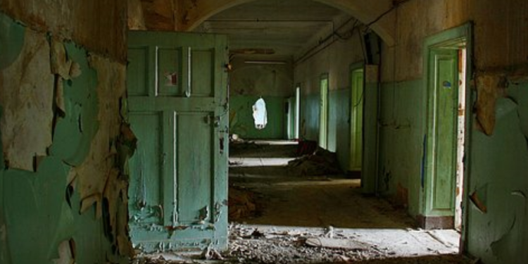 Rumah Sakit Angker di Tepi Pantai