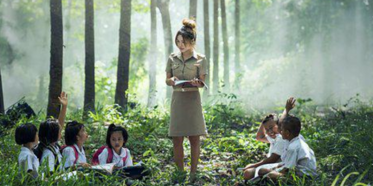 Membuat Perbedaan: Kisah Inspiratif Seorang Guru Yang Membawa Perubahan Positif Dalam Hidup Siswa-Siswinya 