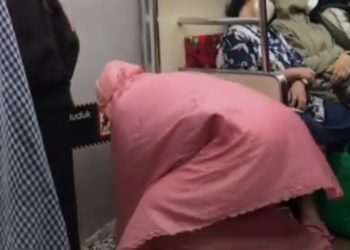 Fenomena Salat di Dalam KRL, Bagaimana Hukumnya dalam Islam?