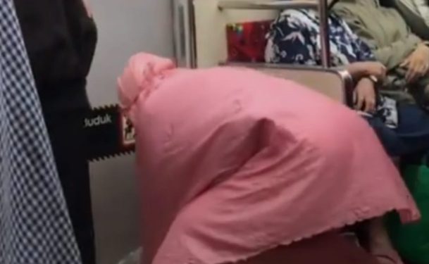 Fenomena Salat di Dalam KRL, Bagaimana Hukumnya dalam Islam?