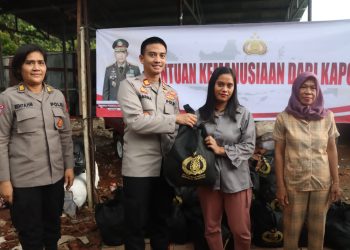 Kapolres Tangsel Bagikan 500 Paket Sembako untuk Warga Kurang Mampu